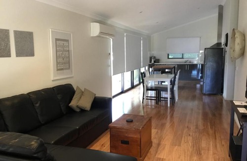 Myrtleford Villa | Rail Trail Cottage