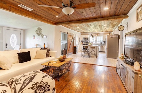 Waxahachie House | Railway Retreat Station Stay- Sleeps 9 FIFA World Cup 30 mi away