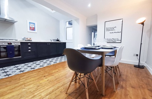 Splott House | Railway Street by Switchback Stays