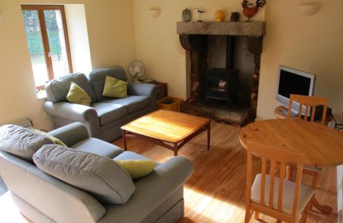 Saint-Nicolas-du-Pelem Apartment | Rainbow Cottages