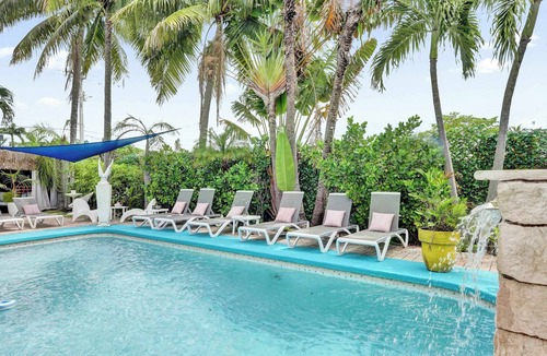 Coral Heights Apartment | Rainbow Falls 2 Stay for 2