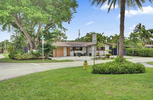 Coral Heights Apartment | Rainbow Falls 2 Stay for 2