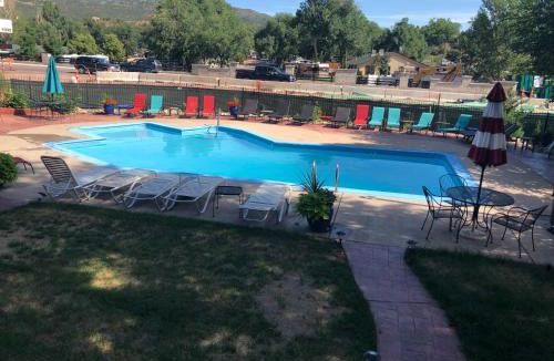 Colorado Springs Cabin | Rainbow Lodge and Inn