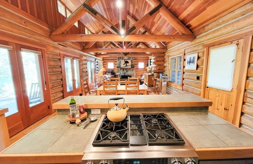 Mazama Cabin | Rainbow Lodge - exceptional lakeside log home