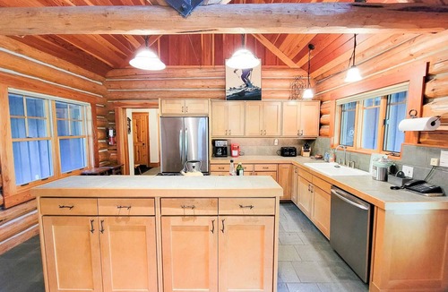 Mazama Cabin | Rainbow Lodge - exceptional lakeside log home