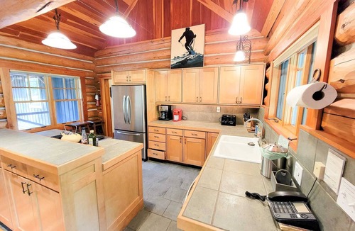 Mazama Cabin | Rainbow Lodge - exceptional lakeside log home