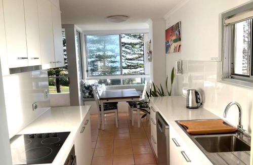 Coolangatta Apartment | Rainbow Pacific Unit 8