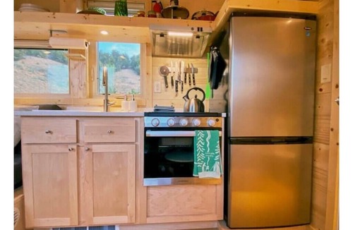 Arroyo Hondo House | Rainbow TinyHome W View & Hot Tub near Hot Springs