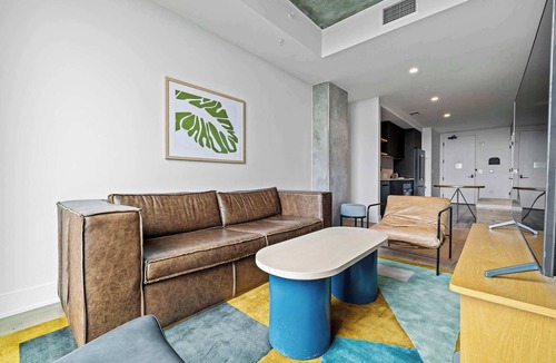 Rainey Street Historic District Condo | Rainey St 1BR | Heated Pool | Gym | Bar | DT ATX