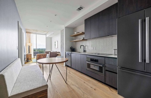 Rainey Street Historic District Condo | Rainey St 1BR | Heated Pool | Gym | Bar | DT ATX