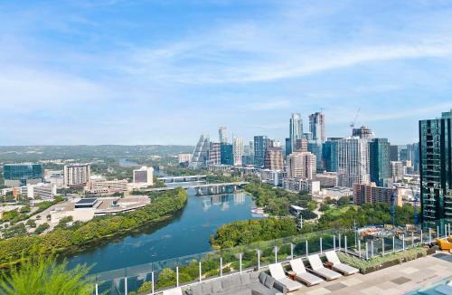 Rainey Street Historic District House | Rainey St 1BR - Heated Pool - Gym - Bar - DT ATX