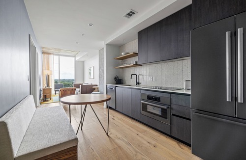 Rainey Street Historic District Condo | Rainey St 1BR | Heated Pool | Gym | Bar | DT ATX