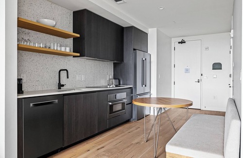 Rainey Street Historic District Condo | Rainey St 1BR | Heated Pool | Gym | Bar | DT ATX