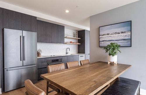 Waller Creek District House | Rainey St, Bachelorette Penthouse, Pool +Views & Walk Everywhere