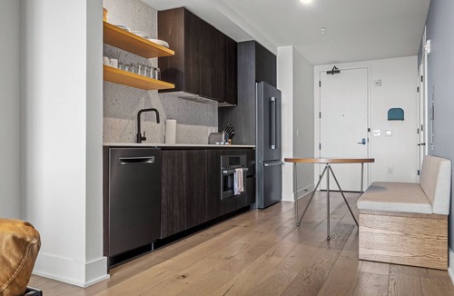 Rainey Street Historic District Apartment | Rainey St Condo | Heated Pool | Gym | Bar | DT ATX