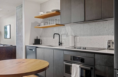 Rainey Street Historic District Apartment | Rainey St Condo | Heated Pool | Gym | Bar | DT ATX
