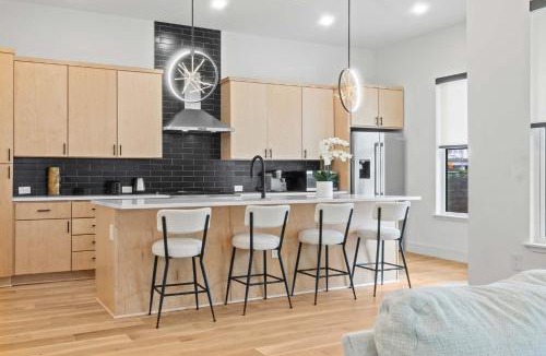 East Cesar Chavez House | Rainey St Retreat - Cowboy Pool & Urban Chic