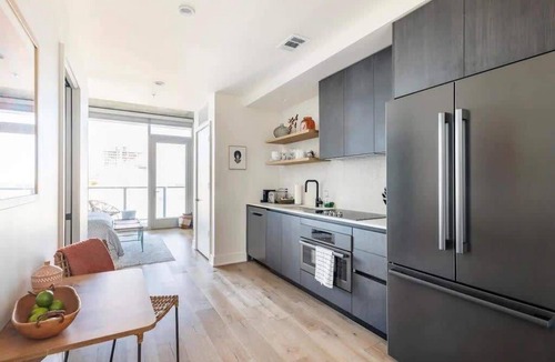 Rainey Street Historic District Apartment | 🎶 Rainey St Studio with Rooftop Pool + Skyline Views | Natiivo Honor 🌇