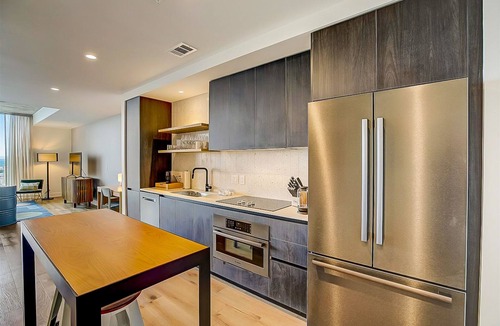 Rainey Street Historic District Condo | Rainey Street condo w/lake & sunset-view balcony - rooftop pool & gym