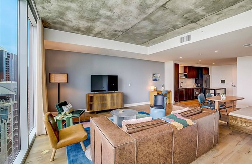 Rainey Street Historic District Condo | Rainey Street condo w/lake & sunset-view balcony - rooftop pool & gym