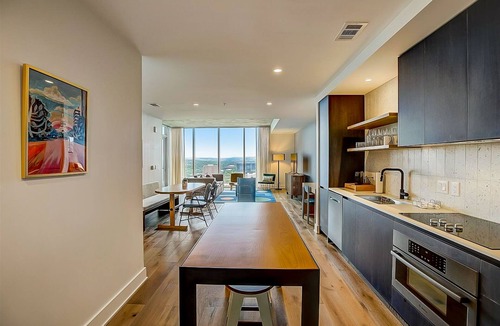 Rainey Street Historic District Condo | Rainey Street condo w/lake & sunset-view balcony - rooftop pool & gym
