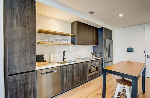 Rainey Street Historic District Condo | Rainey Street condo w/lake & sunset-view balcony - rooftop pool & gym
