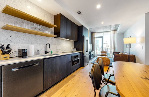 Rainey Street Historic District Condo | Rainey Street Luxe condo - skyline-view balcony - rooftop pool & gym