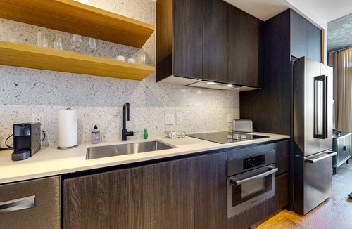 Rainey Street Historic District Condo | Rainey Street Luxe condo - skyline-view balcony - rooftop pool & gym