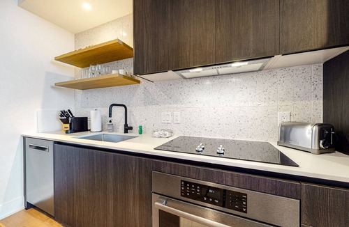 Rainey Street Historic District Condo | Rainey Street Luxe condo - skyline-view balcony - rooftop pool & gym