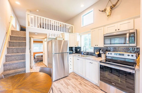 Forks Cabin | Rainforest Tiny Home Retreat Industrial #26