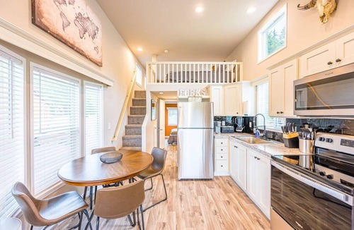 Forks Cabin | Rainforest Tiny Home Retreat Industrial #26