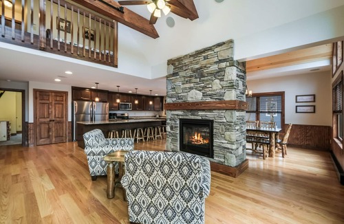 Lake Harmony Estates House | "Rainier" ELEVATOR, Wi-Fi, Private Hot Tub, Firepit, Sound System & Pool Table