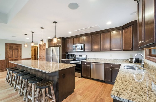 Lake Harmony Estates House | "Rainier" ELEVATOR, Wi-Fi, Private Hot Tub, Firepit, Sound System & Pool Table