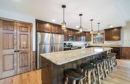 Lake Harmony Estates House | "Rainier" ELEVATOR, Wi-Fi, Private Hot Tub, Firepit, Sound System & Pool Table