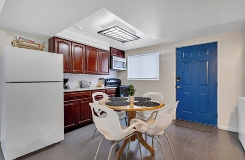 Brighton House | Rainier Entire Upper Floor - Walk to Metro