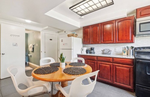 Brighton House | Rainier Entire Upper Floor - Walk to Metro