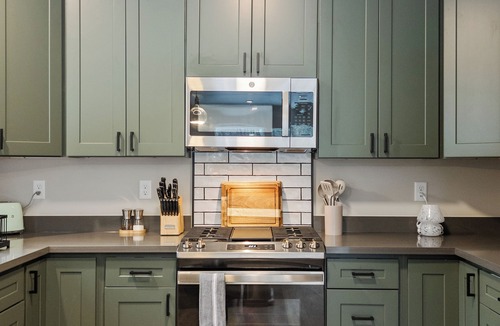 Paradise Estates Cabin | Rainier Spa Cabin 7 Minutes to Park