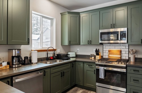 Paradise Estates Cabin | Rainier Spa Cabin 7 Minutes to Park