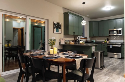 Paradise Estates Cabin | Rainier Spa Cabin 7 Minutes to Park