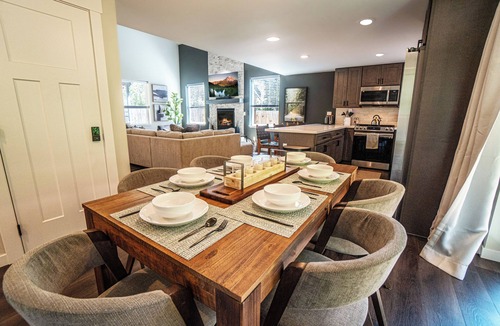 Paradise Estates Cabin | Rainier Winter Base Camp: Modern Cabin, Hot Tub, Fire Pit