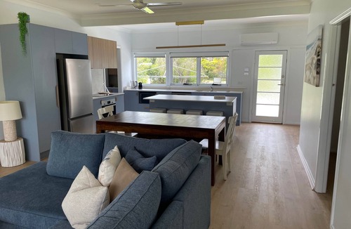 Lake Conjola House | Rakali Cottage - Lakes Edge