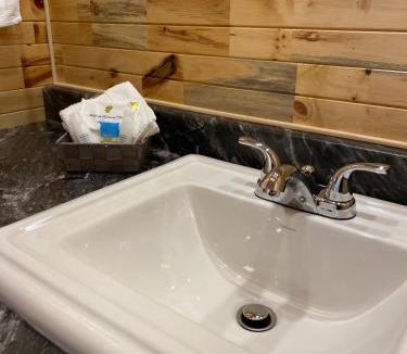 Raleigh Hotel | Raleigh Rooms & Taylor's Crafts