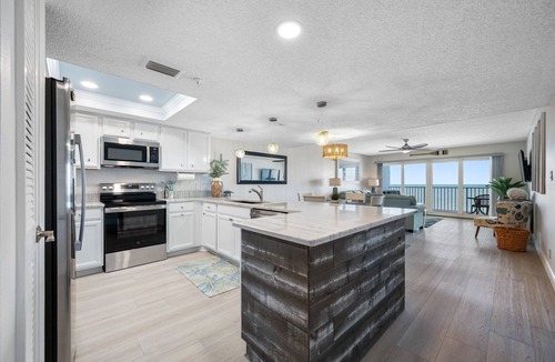 North Redington Beach Condo | 🌟Ram Sea 1-302/Beachfront with pool & Hot tub!