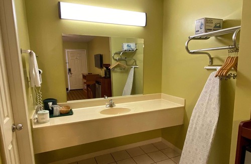 Fruitvale Hotel | Rama Inn Bells