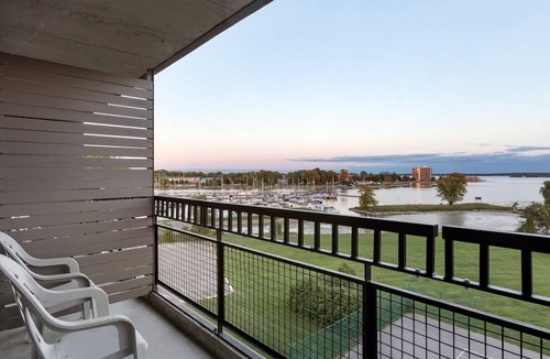 Belleville Hotel | Ramada by Wyndham Belleville Harbourview Conference Center