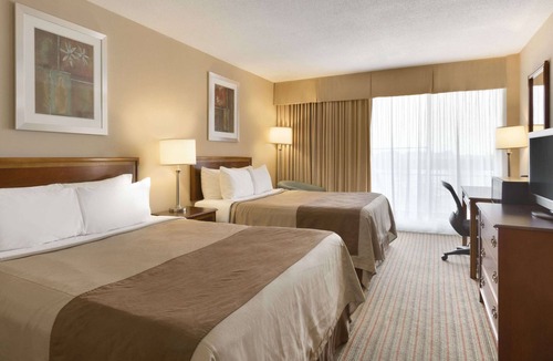 Belleville Hotel | Ramada by Wyndham Belleville Harbourview Conference Centre