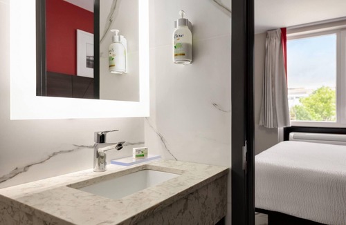 Crown Heights Hotel | Ramada By Wyndham Brooklyn Empire Blvd