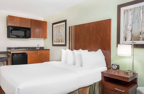 Carlyle Hotel | Ramada by Wyndham Carlyle