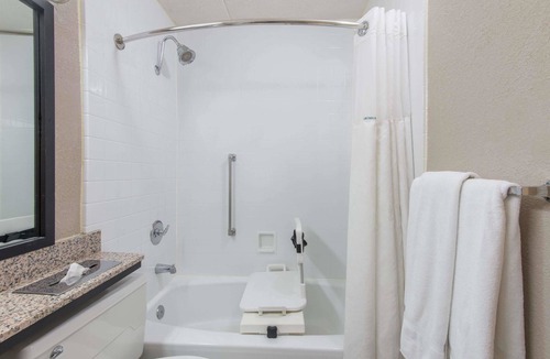 Cumberland Hotel | Ramada by Wyndham Cumberland Downtown