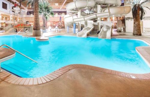 Urbandale Hotel | Ramada by Wyndham Des Moines Tropics Resort & Conference Ctr